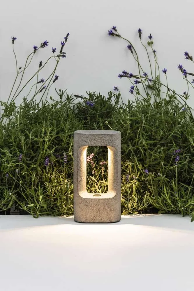 Borne lumineuse en béton TOTEM-285 LED 8W 3000K pour jardin sécurisé