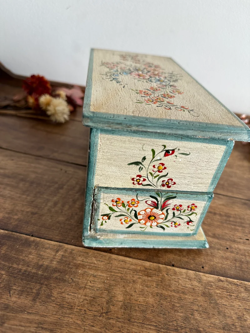 Coffret en bois crème bordures vertes petites fleurs