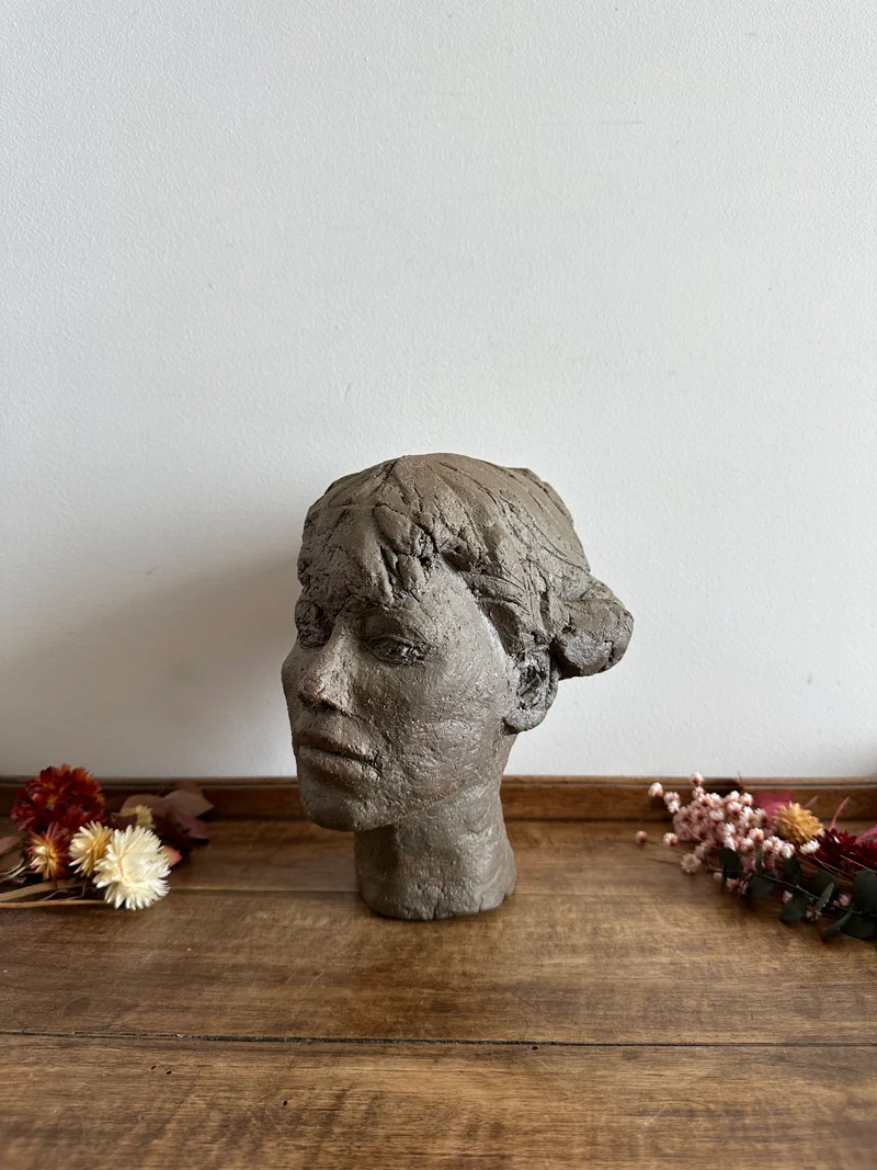 Sculpture en argile visage jeune femme