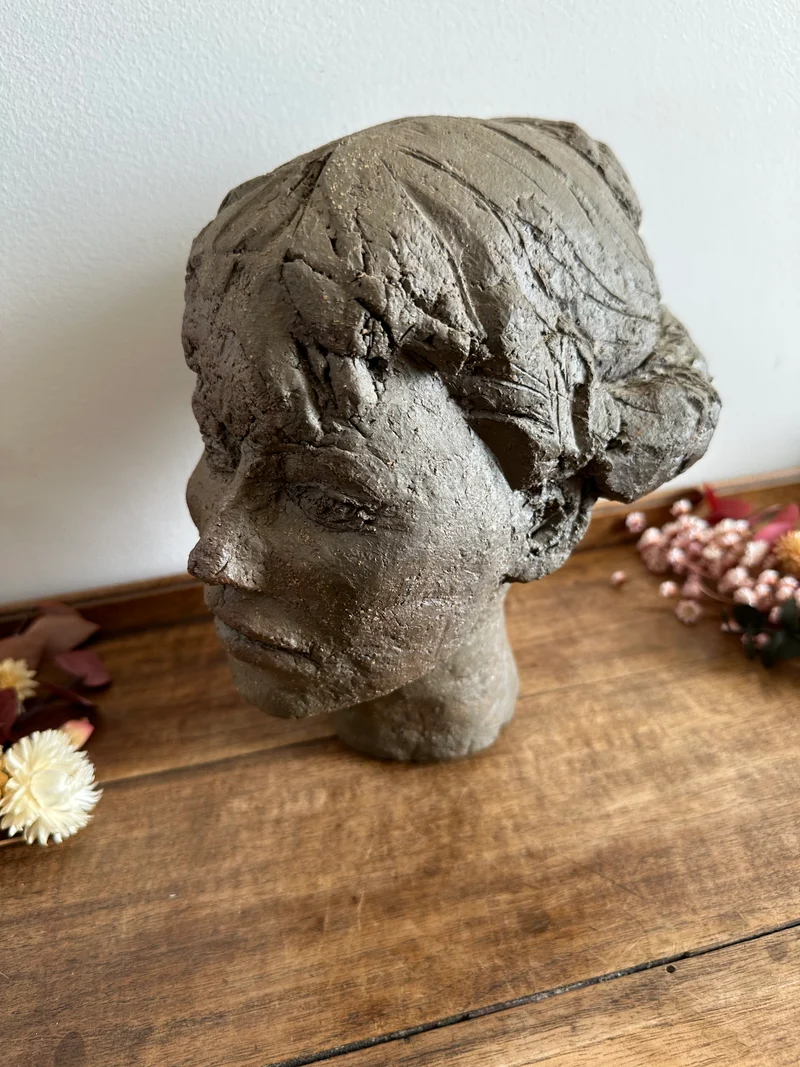 Sculpture en argile visage jeune femme