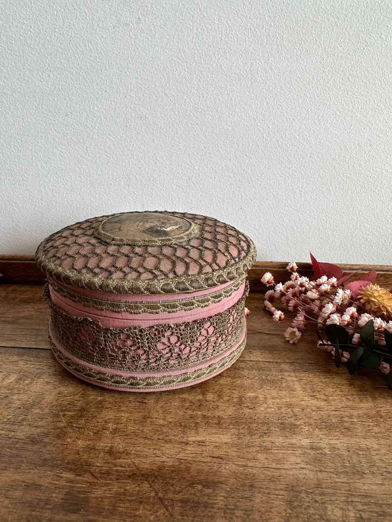 Bonbonnière en tissu XIX ème