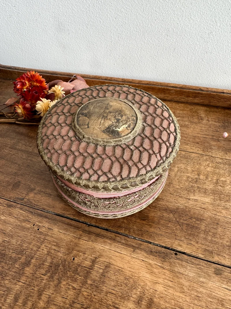 Bonbonnière en tissu XIX ème