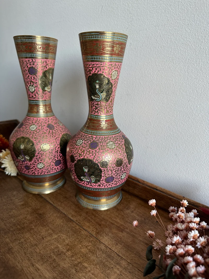 Vase en laiton repoussé tons roses
