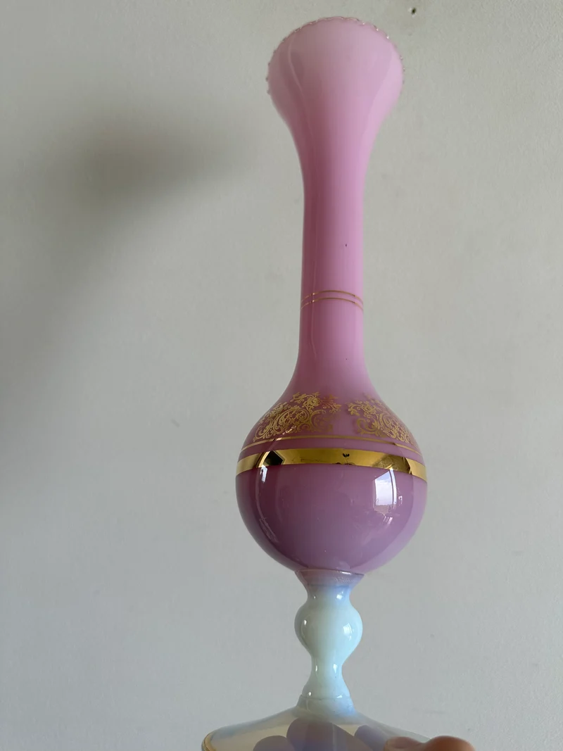 Vase en opaline rose serti d'un camé en résine