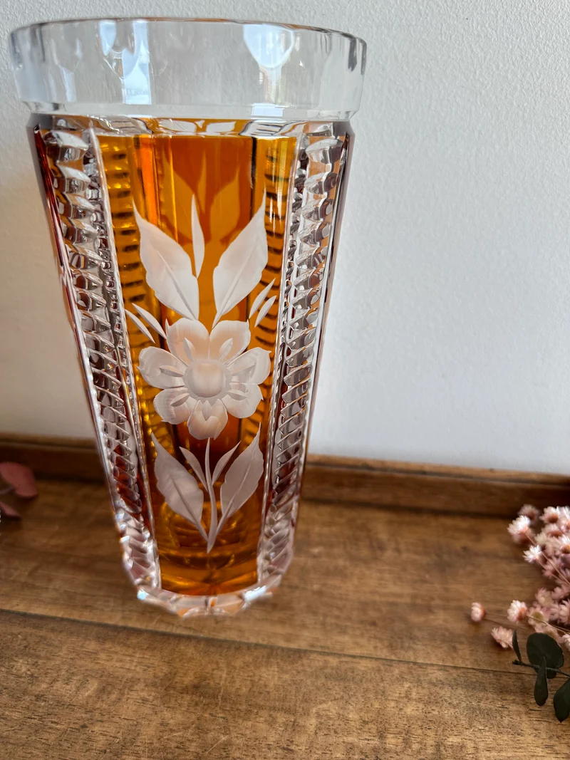 Vase en cristal de bohème travaillé orangé