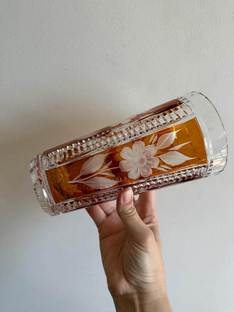 Vase en cristal de bohème travaillé orangé