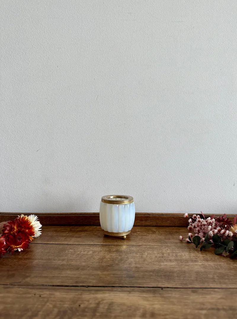 Pot en opaline cerclé de bronze doré