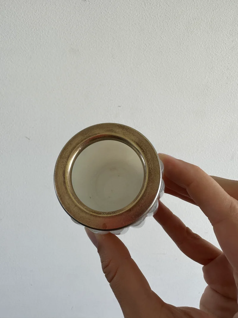 Pot en opaline cerclé de bronze doré