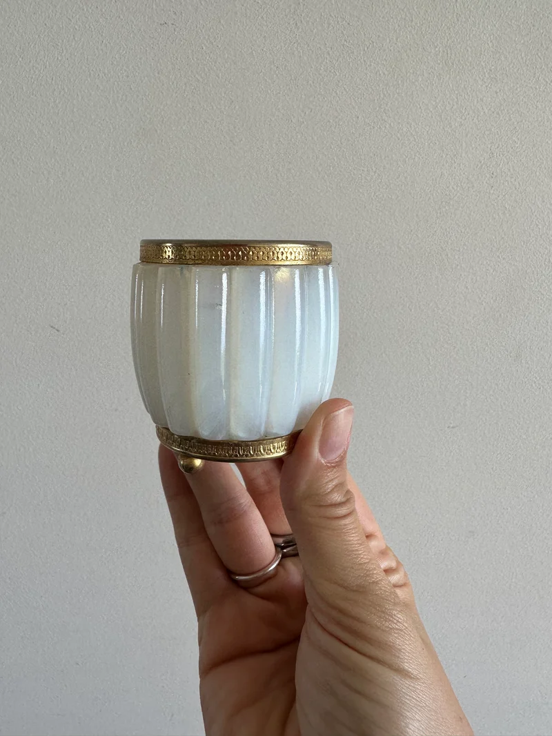 Pot en opaline cerclé de bronze doré