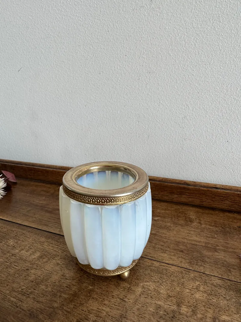 Pot en opaline cerclé de bronze doré
