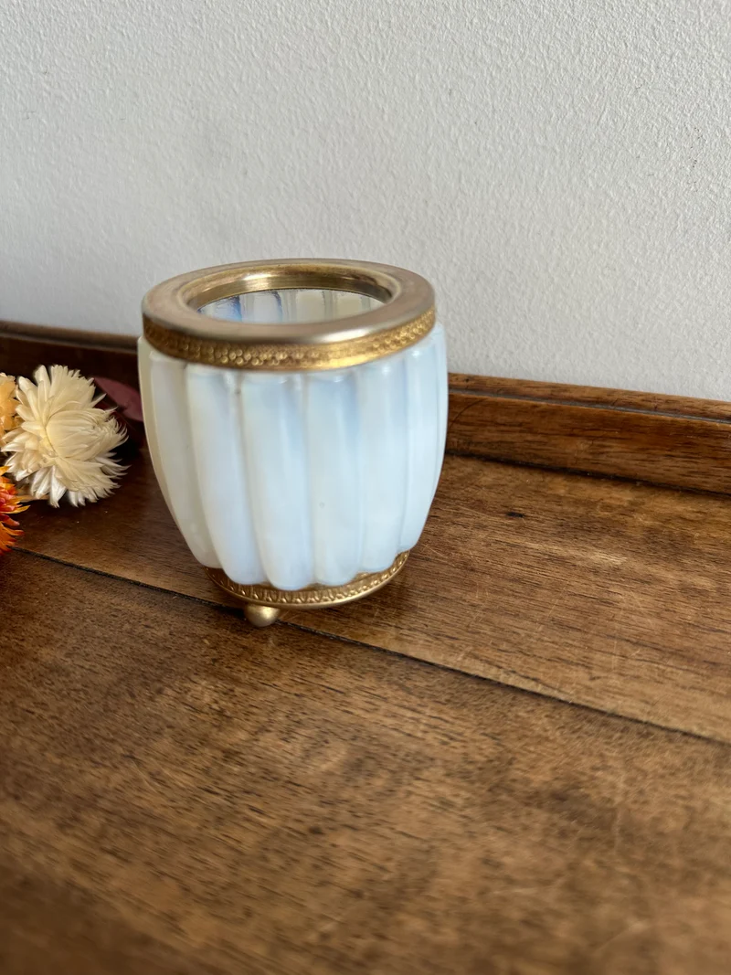 Pot en opaline cerclé de bronze doré