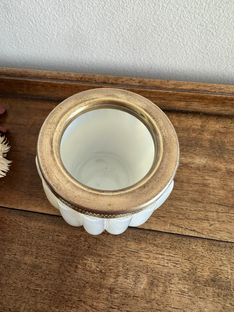 Pot en opaline cerclé de bronze doré
