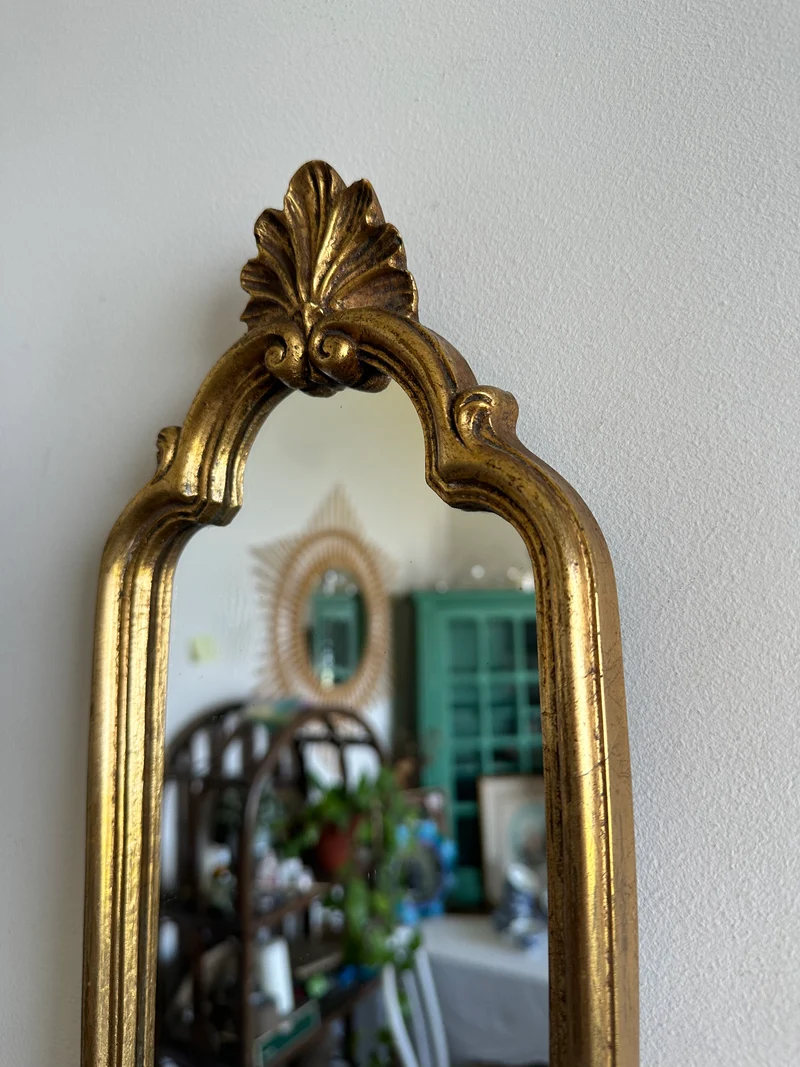 Miroir en bois doré fronton coquillage chantourné