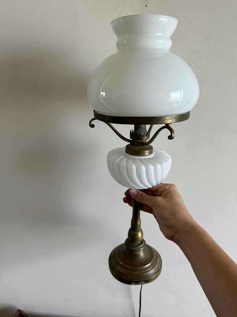 Lampe à pétrole électrifiée en opaline blanche taille XL