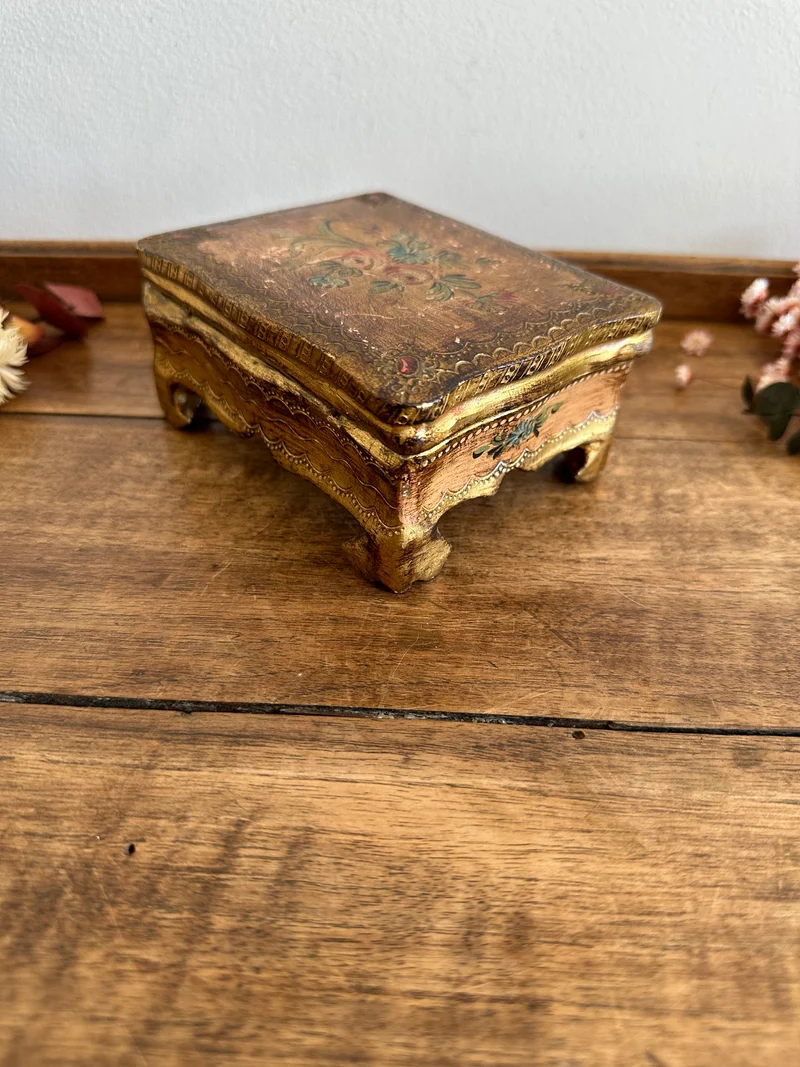 Coffret sur pieds en bois doré décoré main