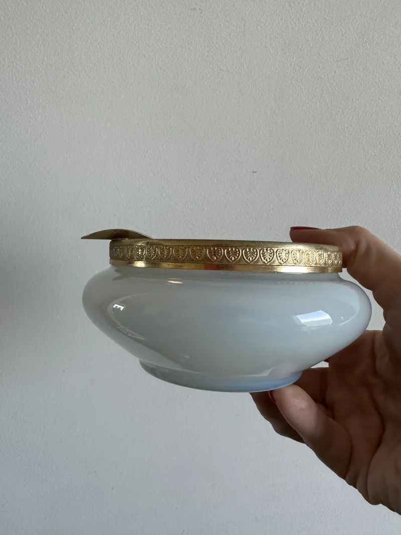 Cendrier en opaline blanche cerclé de bronze