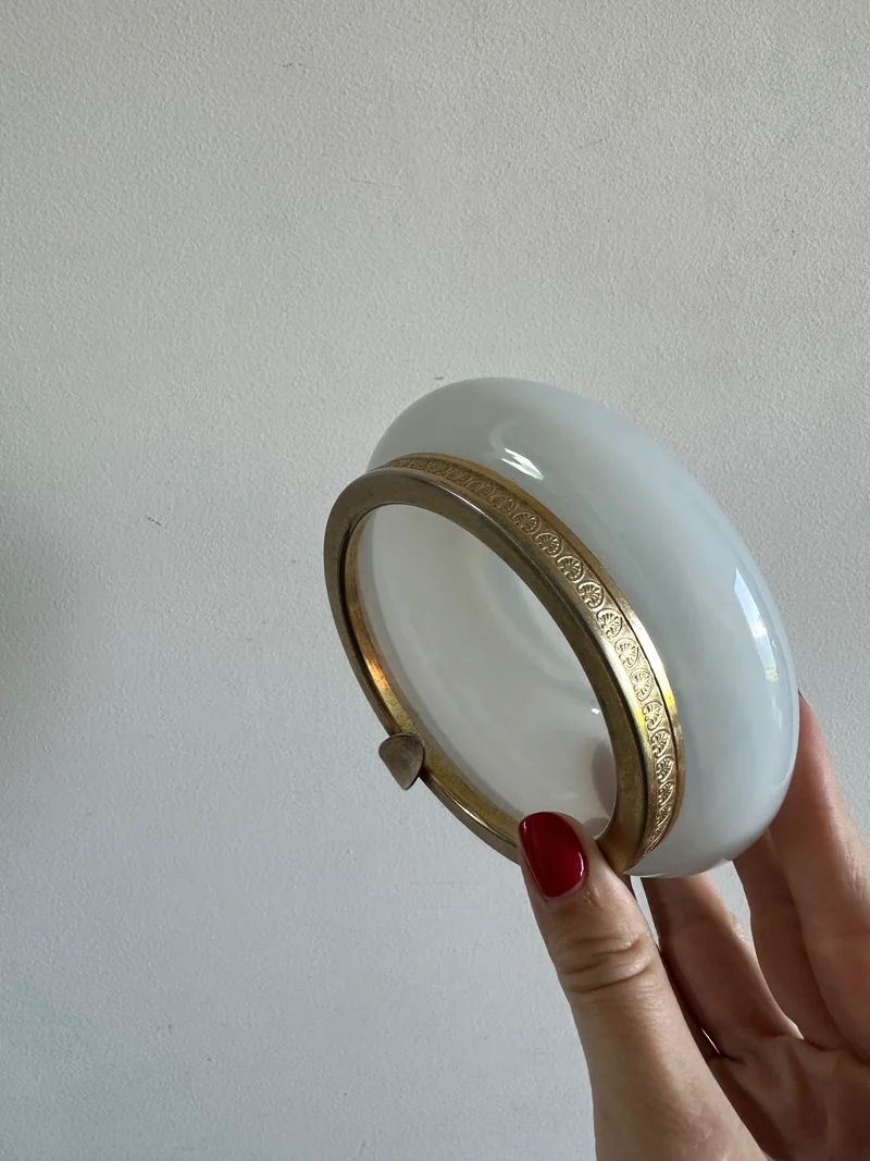 Cendrier en opaline blanche cerclé de bronze