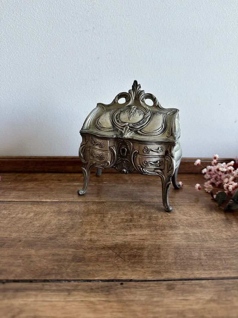 Coffret à bijoux en métal argenté sur pied intérieur velours