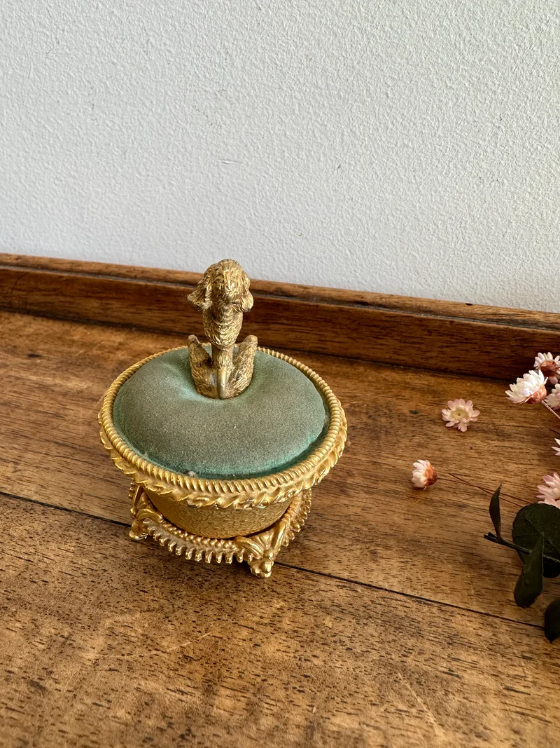 Pilulier en métal doré et velours vert