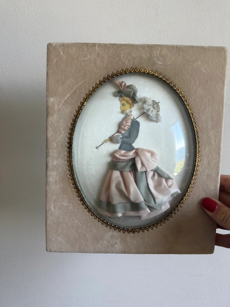 Broderie jeune femme sous verre bombé cadre en velours