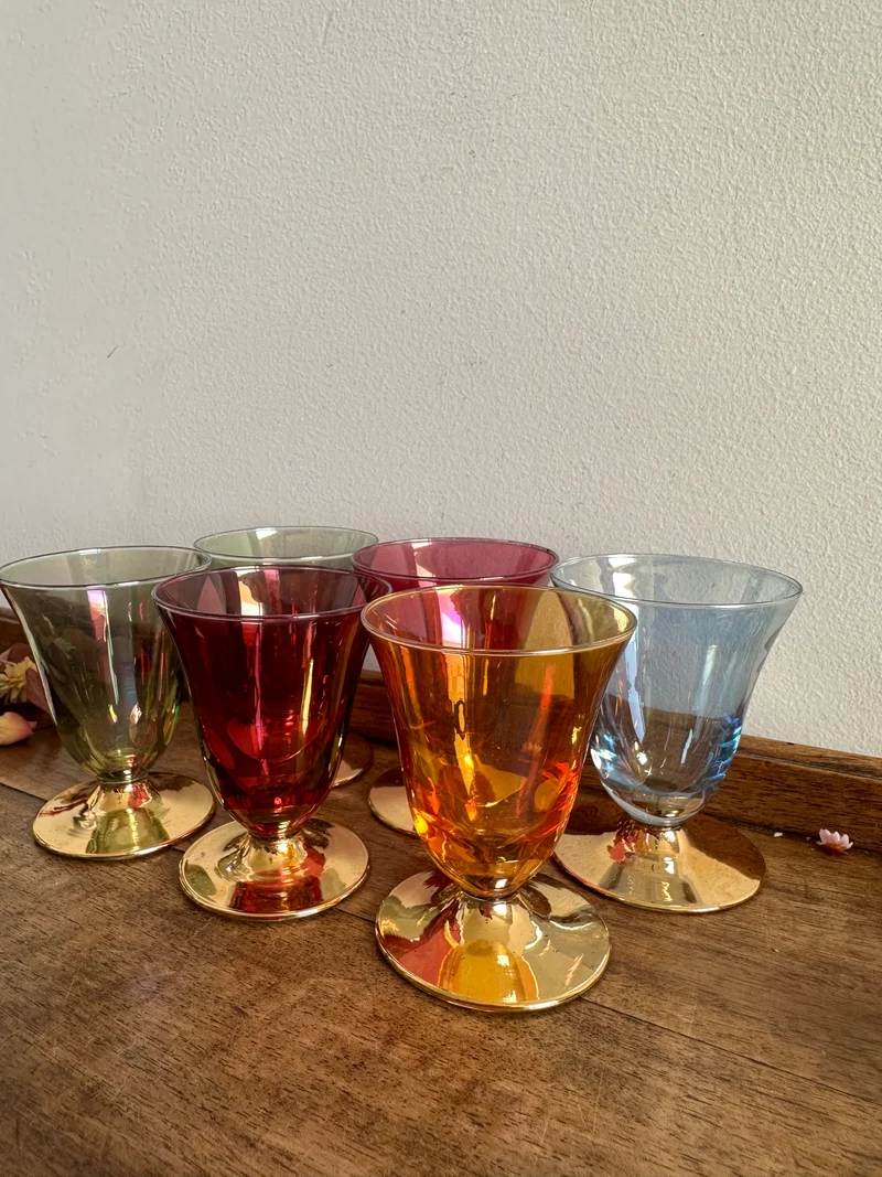 Verres à liqueur colorés sur pied dorés