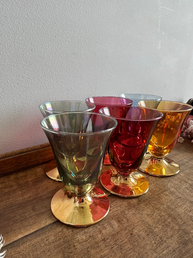 Verres à liqueur colorés sur pied dorés
