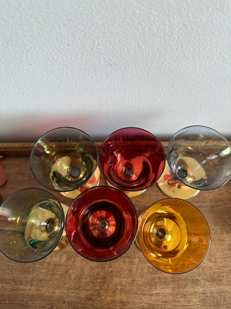 Verres à liqueur colorés sur pied dorés