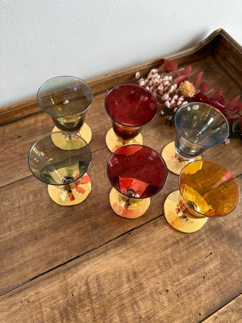 Verres à liqueur colorés sur pied dorés