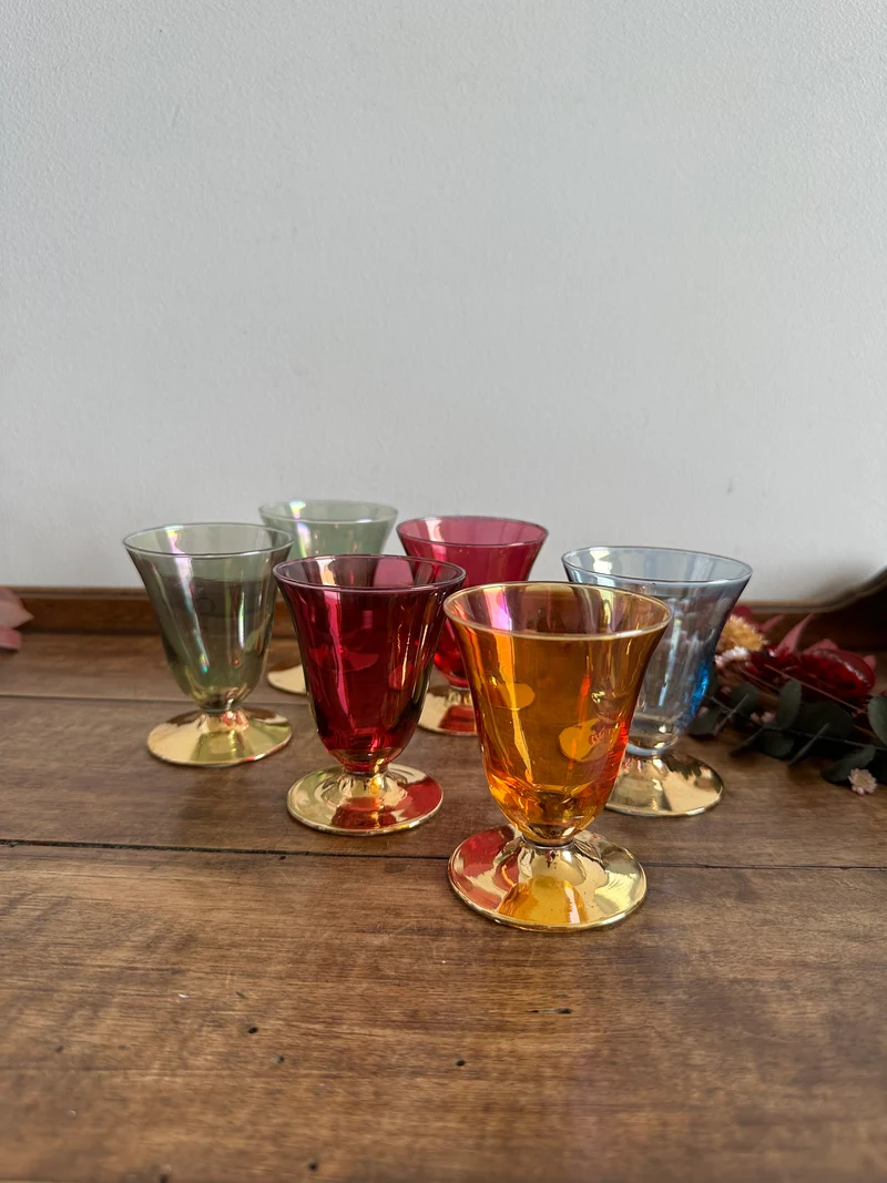 Verres à liqueur colorés sur pied dorés
