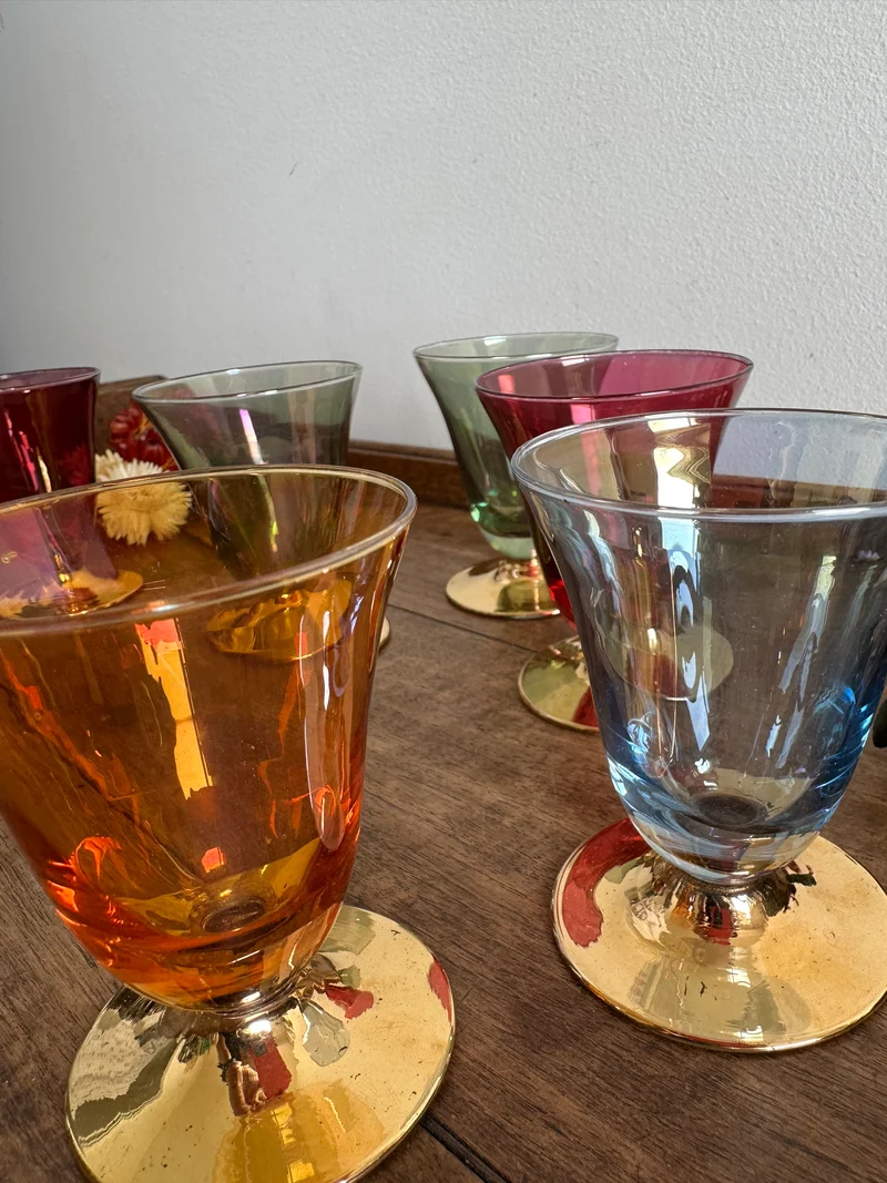 Verres à liqueur colorés sur pied dorés
