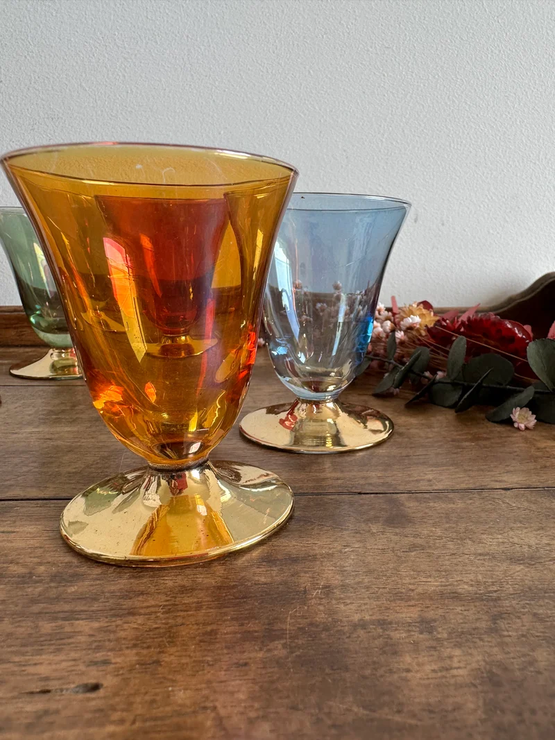Verres à liqueur colorés sur pied dorés