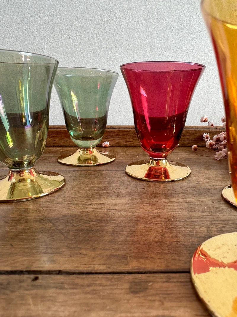 Verres à liqueur colorés sur pied dorés