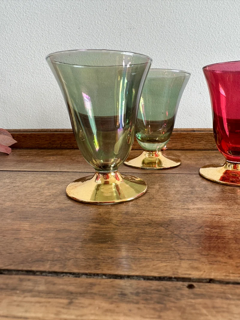 Verres à liqueur colorés sur pied dorés