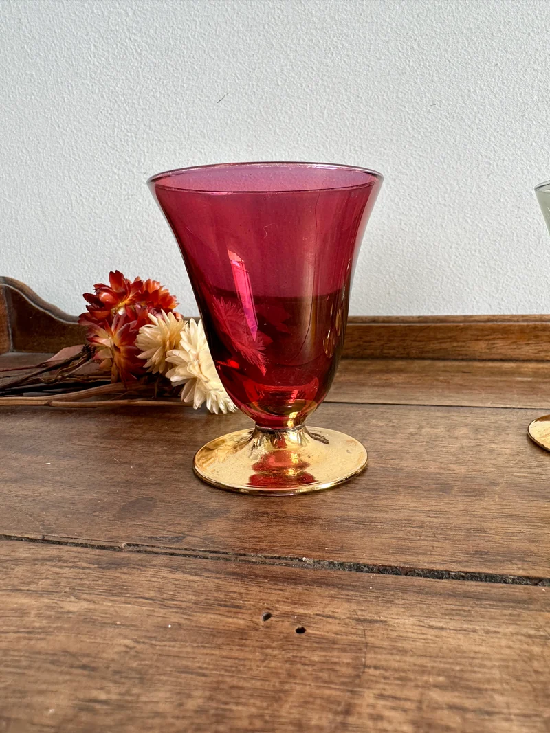 Verres à liqueur colorés sur pied dorés