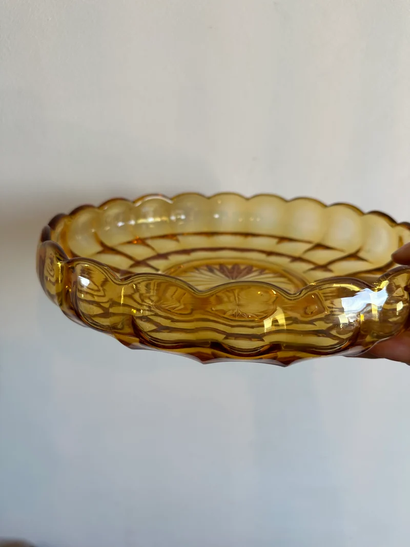 Saladier en verre moulé ambré années 60