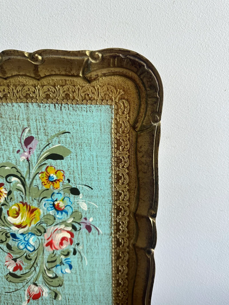 Plateau florentin en bois décoré de petites fleurs sur fond bleu