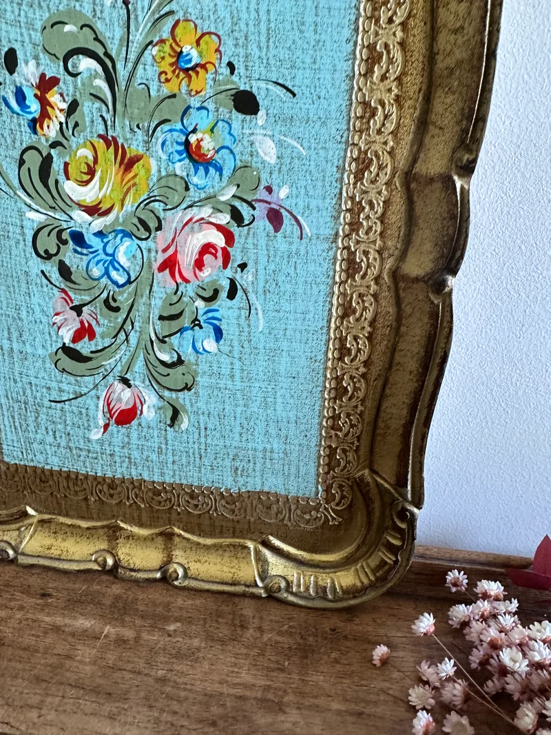 Plateau florentin en bois décoré de petites fleurs sur fond bleu