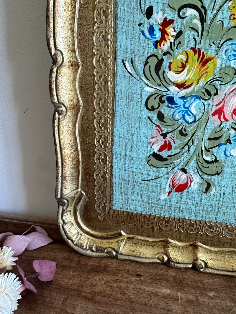 Plateau florentin en bois décoré de petites fleurs sur fond bleu