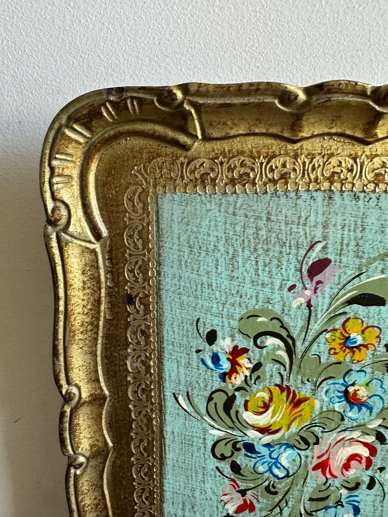 Plateau florentin en bois décoré de petites fleurs sur fond bleu