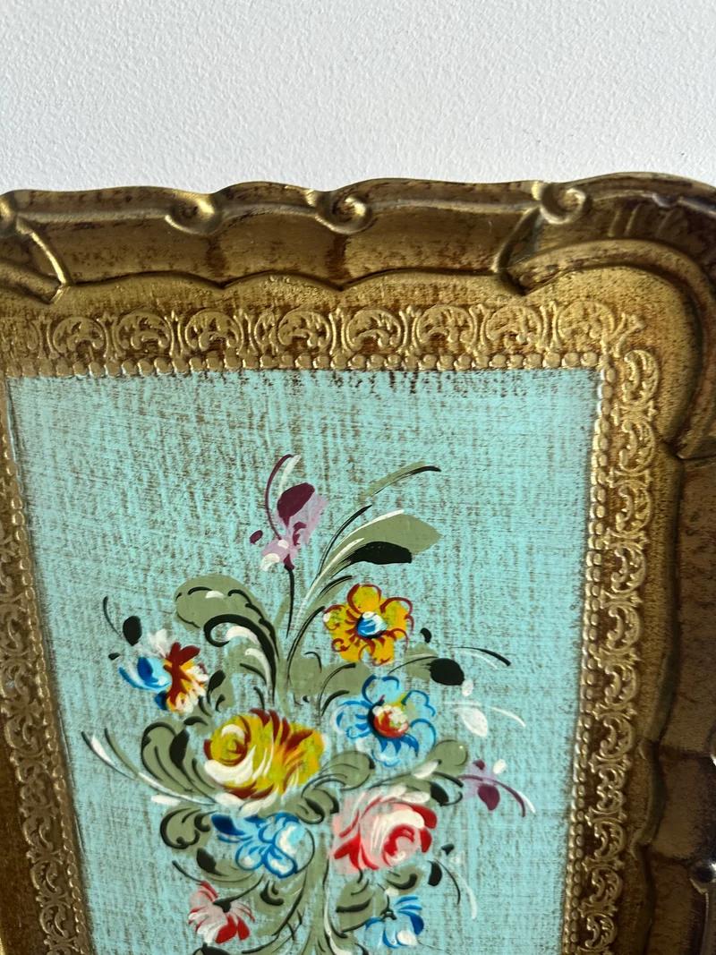 Plateau florentin en bois décoré de petites fleurs sur fond bleu
