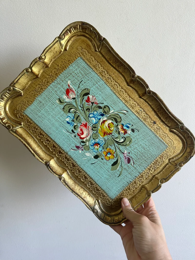 Plateau florentin en bois décoré de petites fleurs sur fond bleu