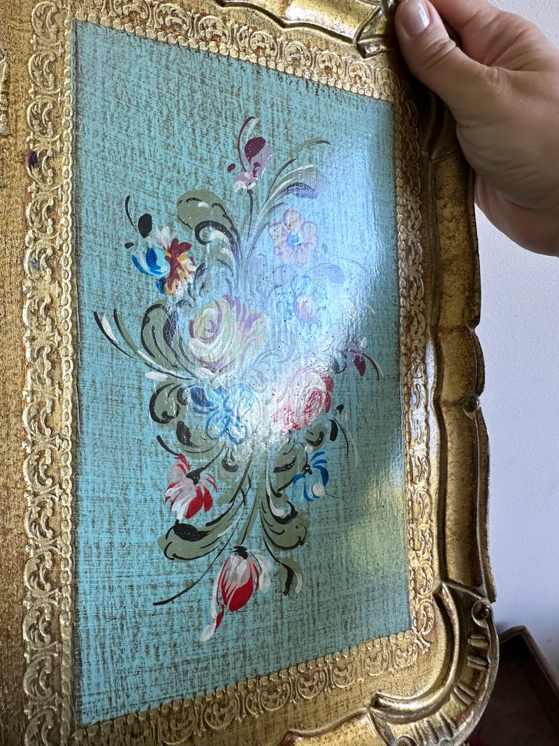 Plateau florentin en bois décoré de petites fleurs sur fond bleu