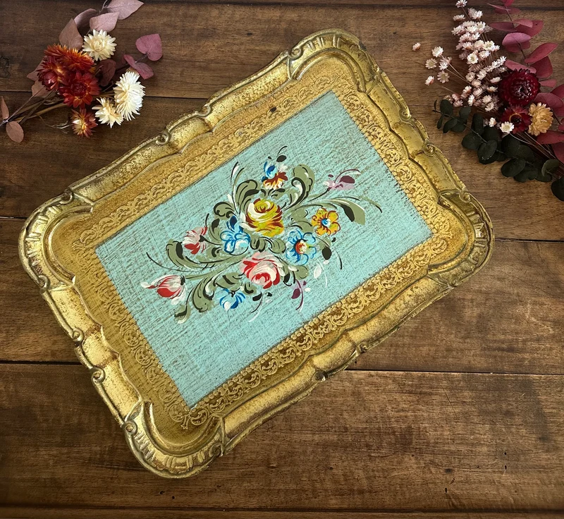 Plateau florentin en bois décoré de petites fleurs sur fond bleu