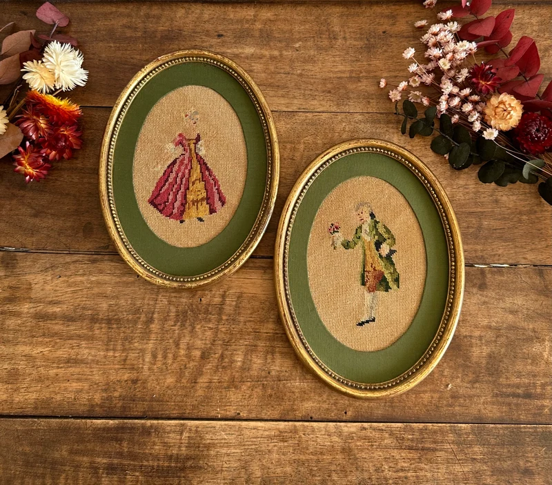 Broderies XIXème encadrées pourtour tissu vert