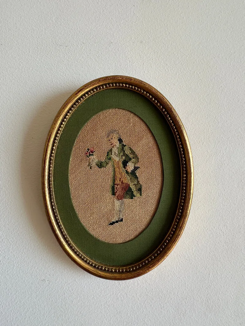 Broderies XIXème encadrées pourtour tissu vert