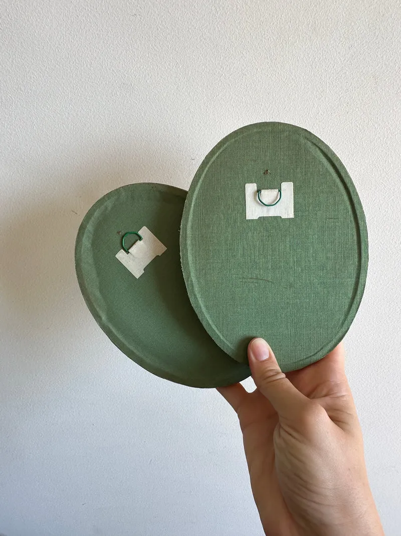 Broderies XIXème encadrées pourtour tissu vert