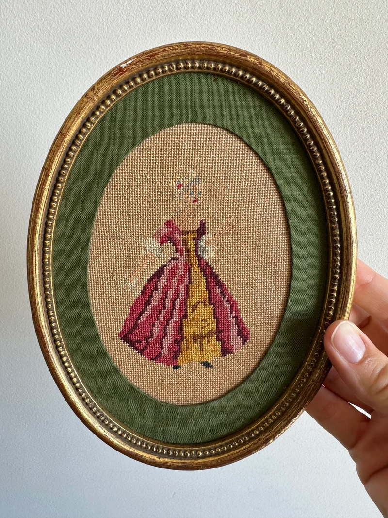 Broderies XIXème encadrées pourtour tissu vert