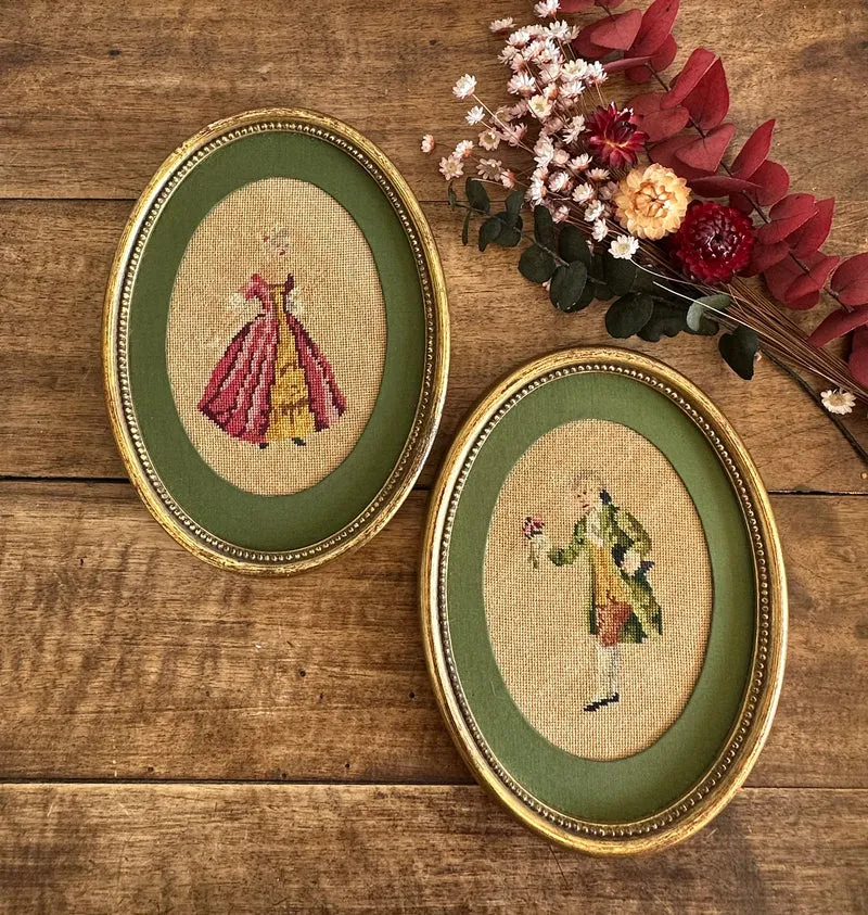 Broderies XIXème encadrées pourtour tissu vert