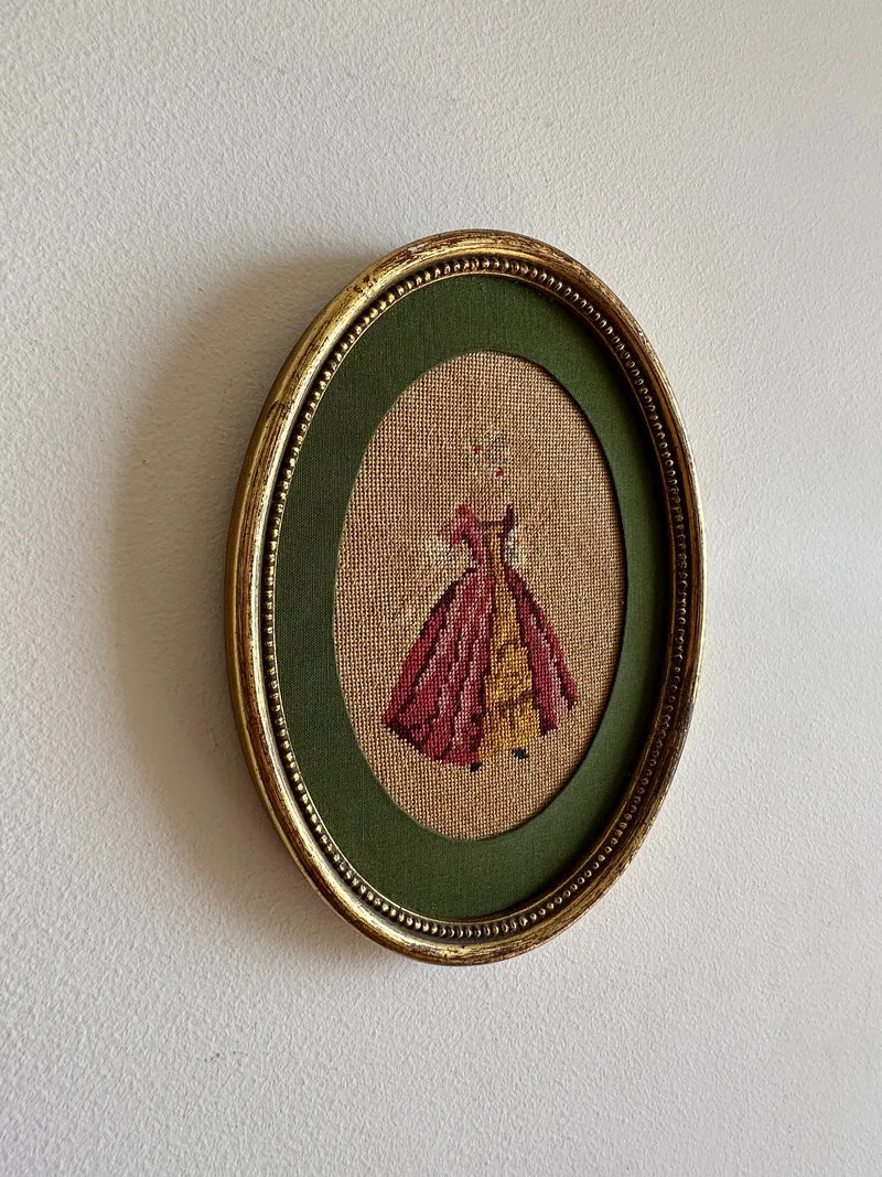 Broderies XIXème encadrées pourtour tissu vert
