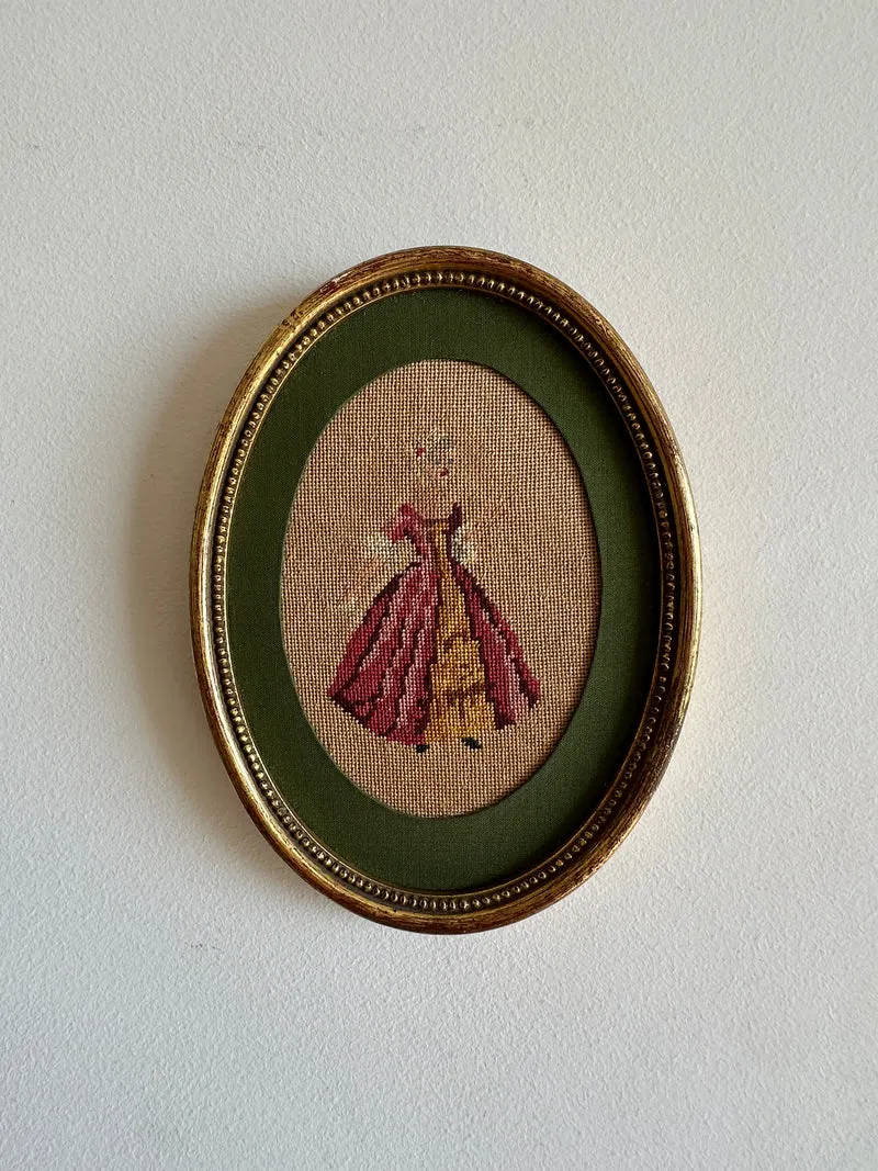 Broderies XIXème encadrées pourtour tissu vert
